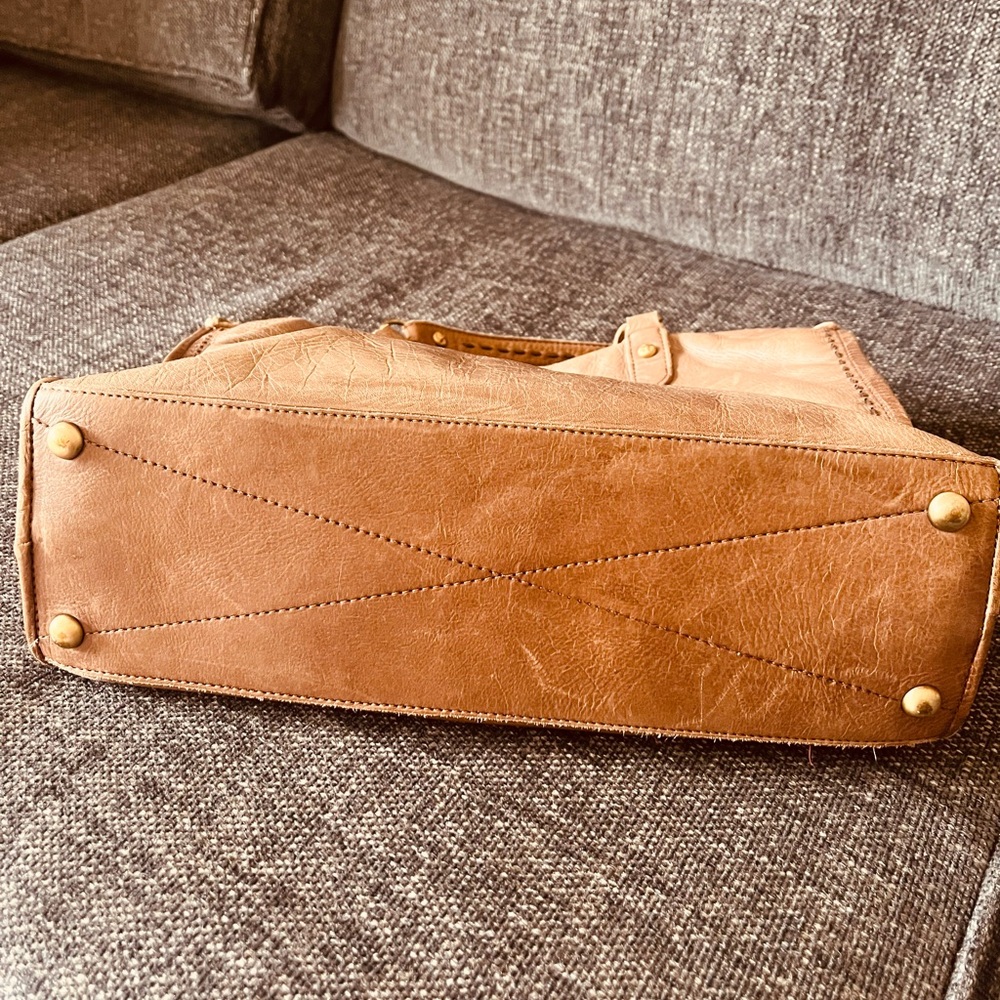 Elegant Tan Leather Women's Bag - Picture 6 of 8
